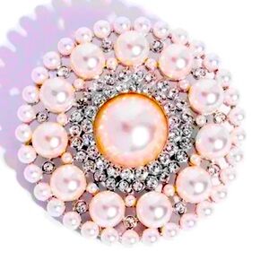 ⚪️⚪️⚪️ BROOCH❗️”POSH PALADIN” WHITE BROOCH ~ PAPARAZZI❗️⚪️⚪️⚪️